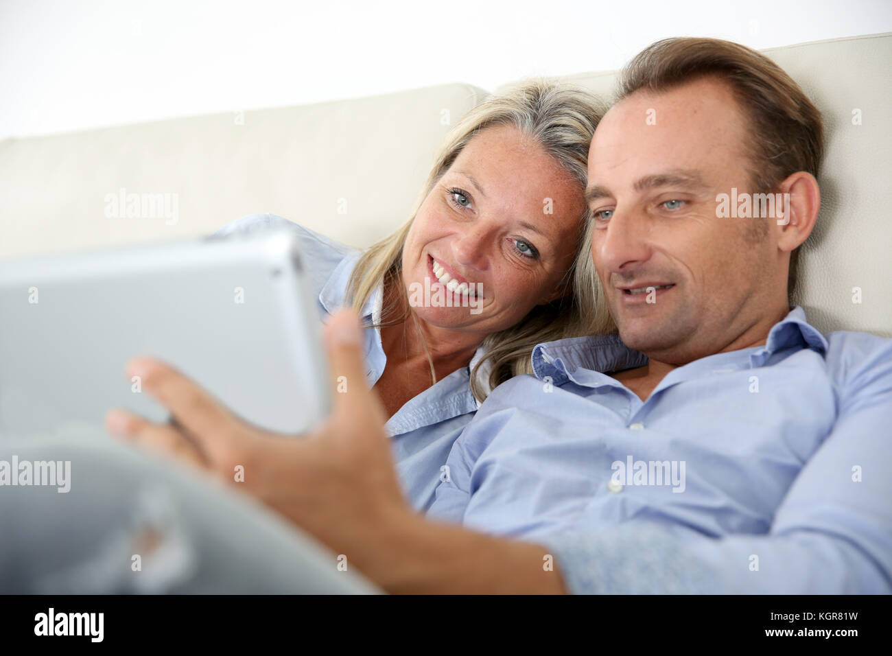 En couple sur le net ferra la table avec tampon Banque D'Images