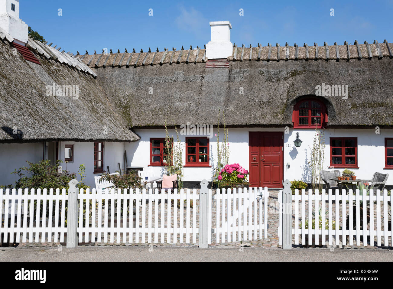 Peint blanc traditionnel thatched cottage danois avec clôture blanche, Gilleleje, le Kattegat, la Nouvelle-Zélande, le Danemark, Europe Banque D'Images
