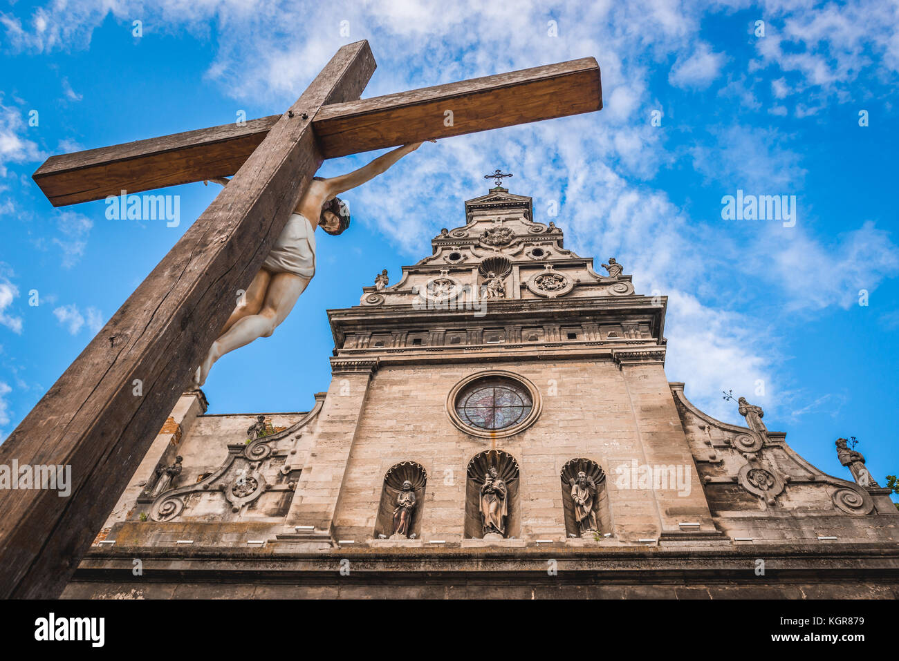 Croix en bois devant l'église Saint Andrew de l'ancien monastère Bernardine sur la vieille ville de Lviv, la plus grande ville de l'ouest de l'Ukraine Banque D'Images