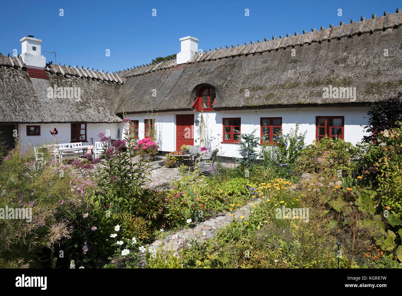 Peint blanc traditionnel thatched cottage danois et le jardin, Gilleleje, le Kattegat, la Nouvelle-Zélande, le Danemark, Europe Banque D'Images