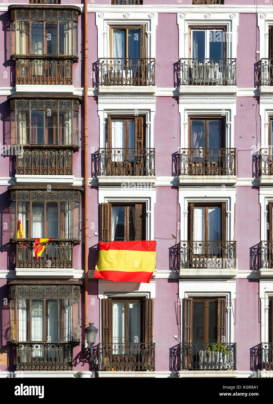 Motif géométrique des appartements historiques avec drapeau national, Calle de Bailén, centre-ville de Madrid, Espagne Banque D'Images