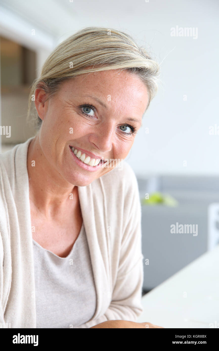 Belle et smiling mature woman Banque D'Images
