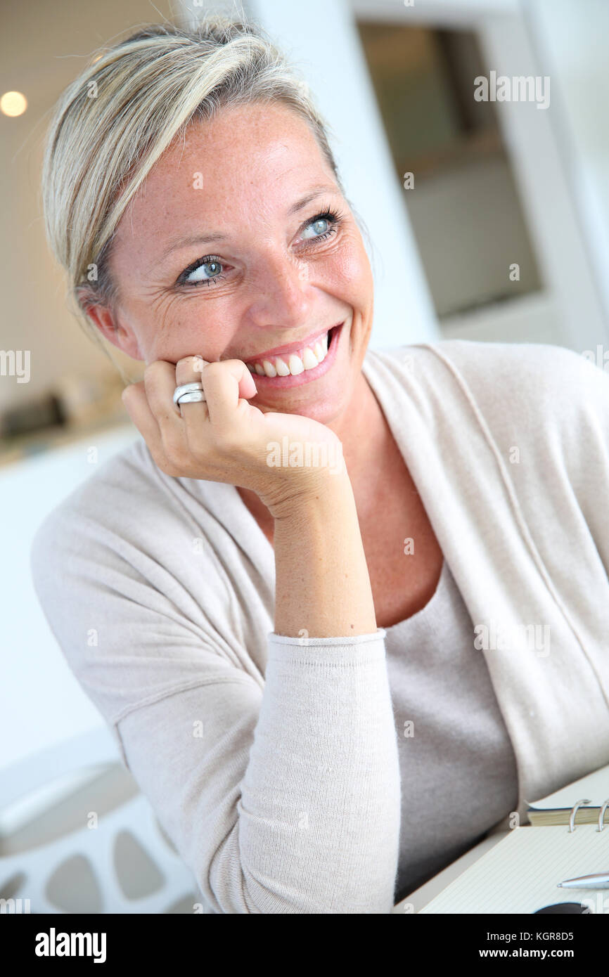 Belle et smiling mature woman Banque D'Images