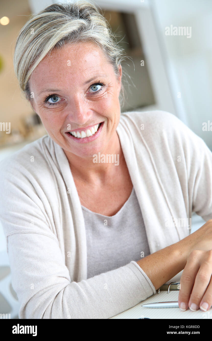 Belle et smiling mature woman Banque D'Images