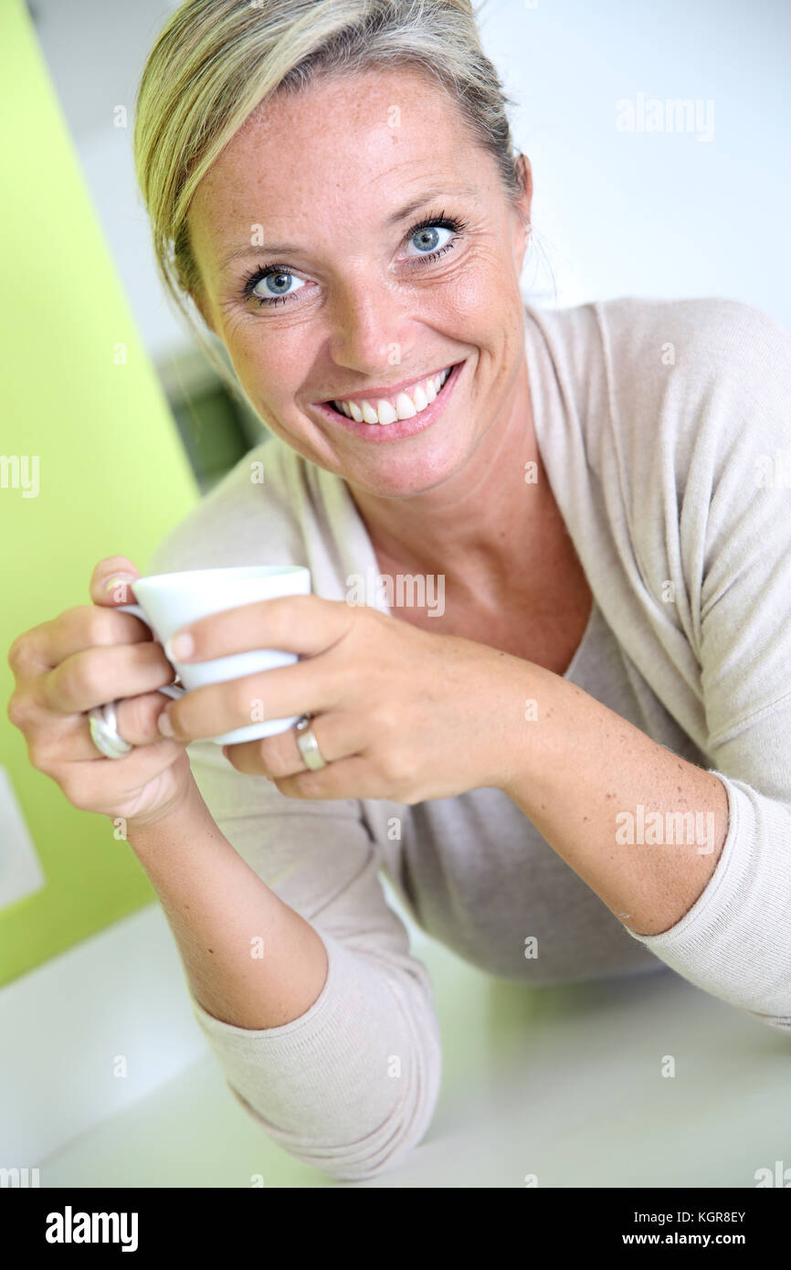 Belle attractive woman drinking coffee Banque D'Images