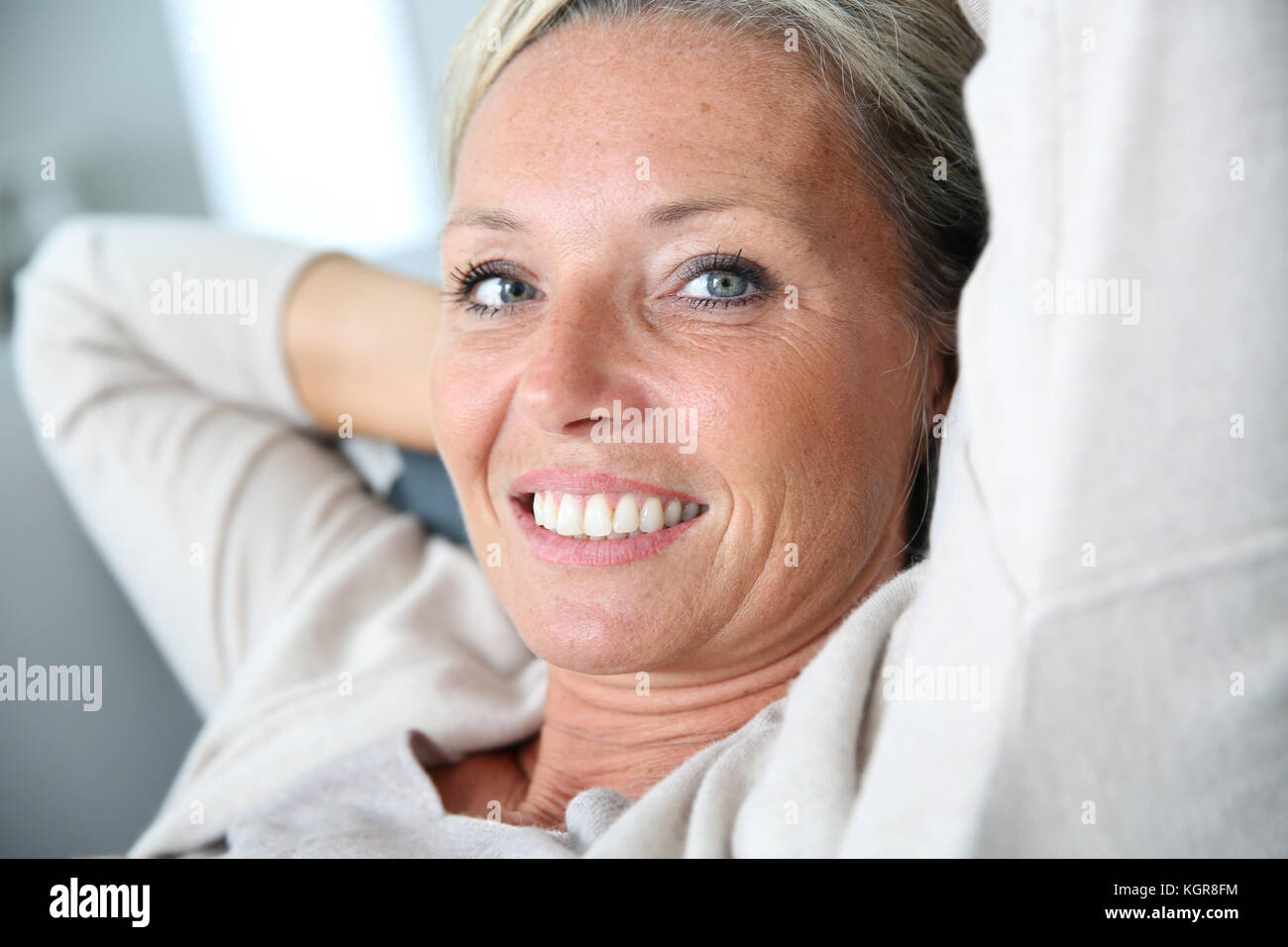 Portrait of young attractive woman relaxing at home Banque D'Images