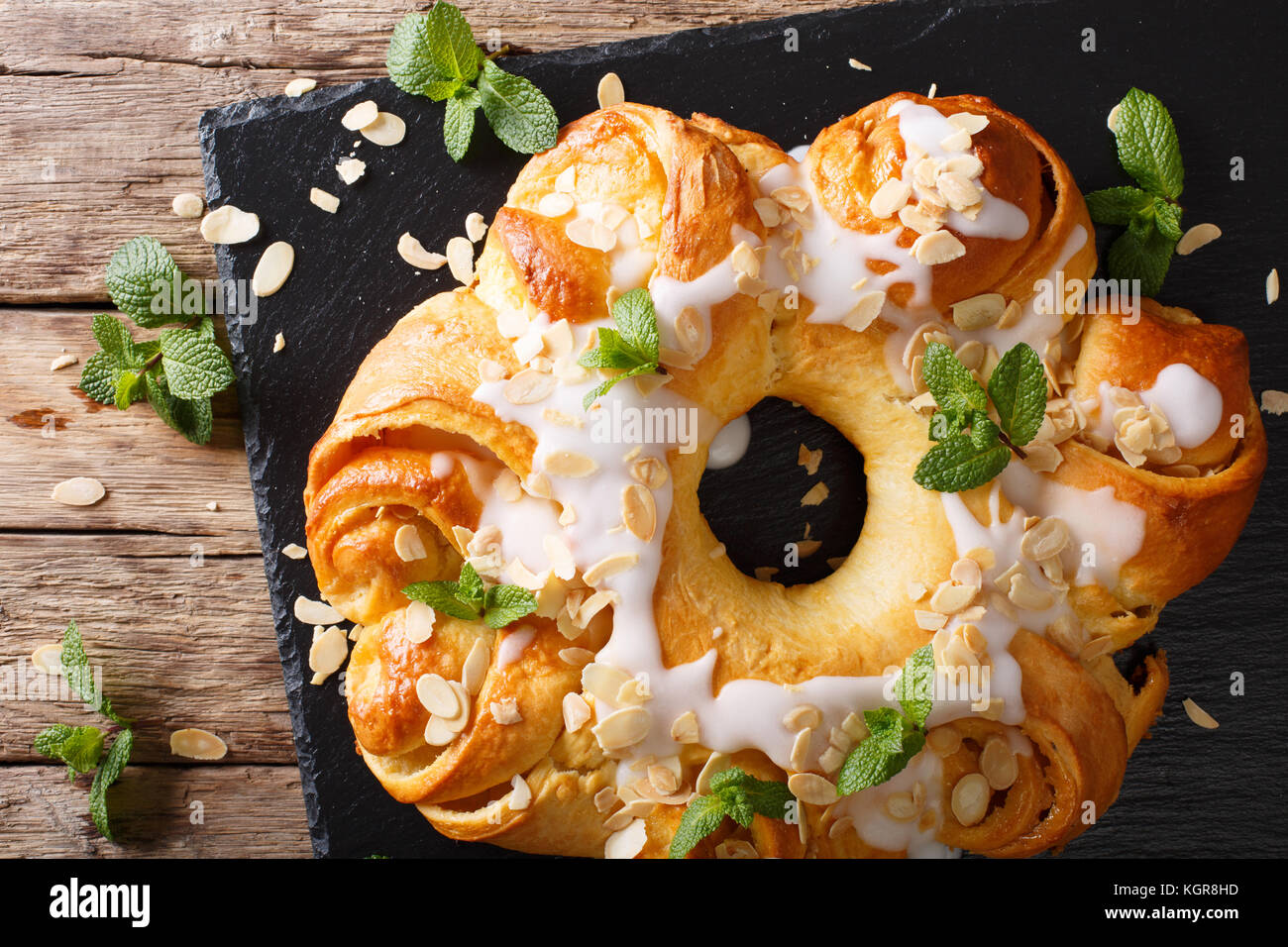 Brioche Aux Amandes Gateau De Noel Decoree Avec Des Gros Plan De Menthe Fraiche Sur La Table Vertical Haut Vue De Dessus Photo Stock Alamy Brioche Aux Amandes Gateau De Noel Decoree Avec Des Gros Plan De Menthe Fraiche Sur La Table Vertical Haut Vue De Dessus Photo Stock Alamy