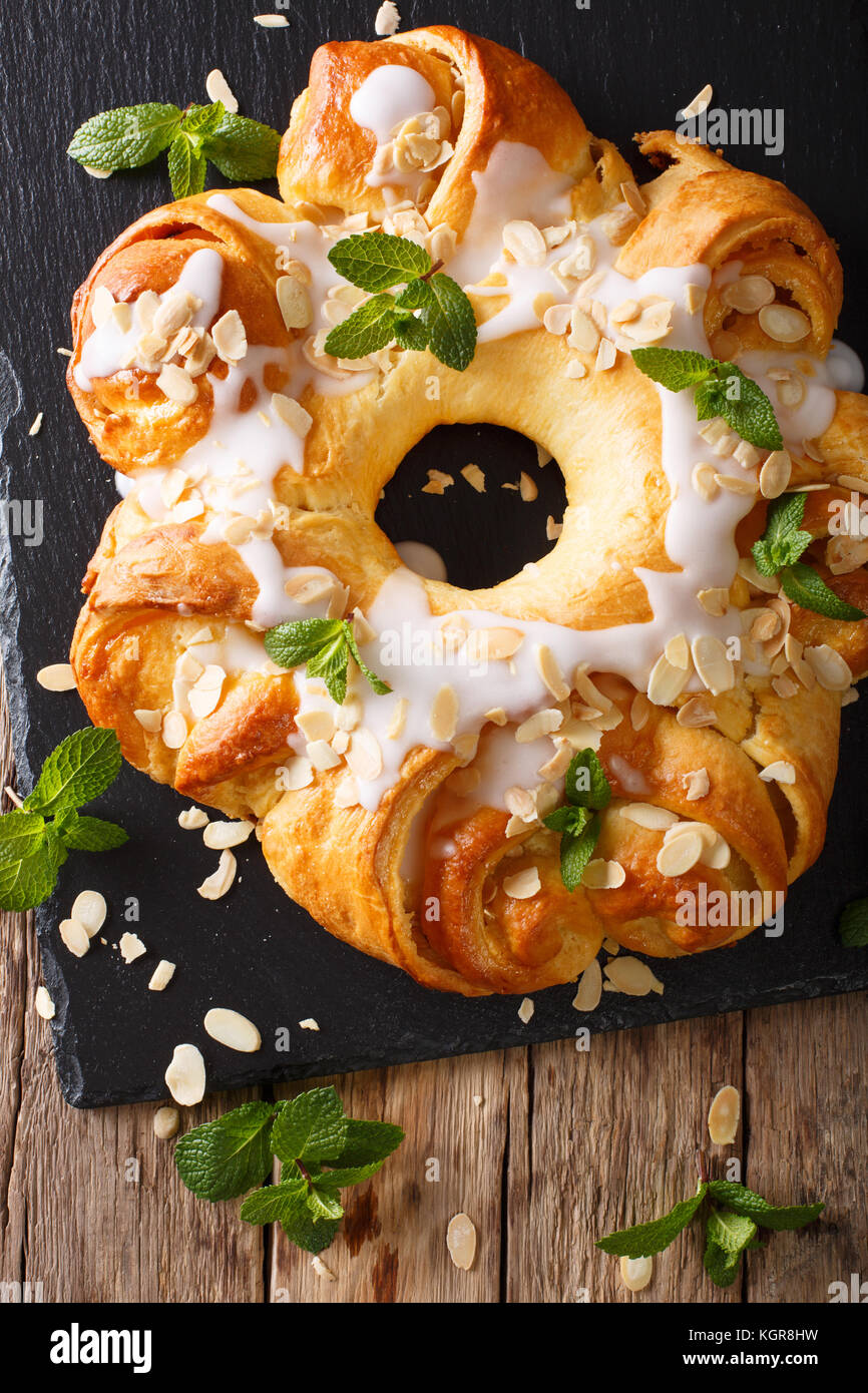 Brioche Aux Amandes Gateau De Noel Decoree Avec Des Gros Plan De Menthe Fraiche Sur La Table Vertical Haut Vue De Dessus Photo Stock Alamy Brioche Aux Amandes Gateau De Noel Decoree Avec Des Gros Plan De Menthe Fraiche Sur La Table Vertical Haut Vue De Dessus Photo Stock Alamy