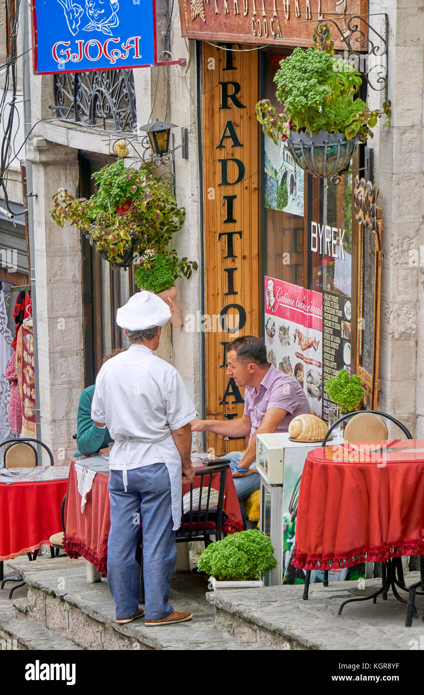Saranda, Albanie - taverne locale dans la Vieille Ville Banque D'Images