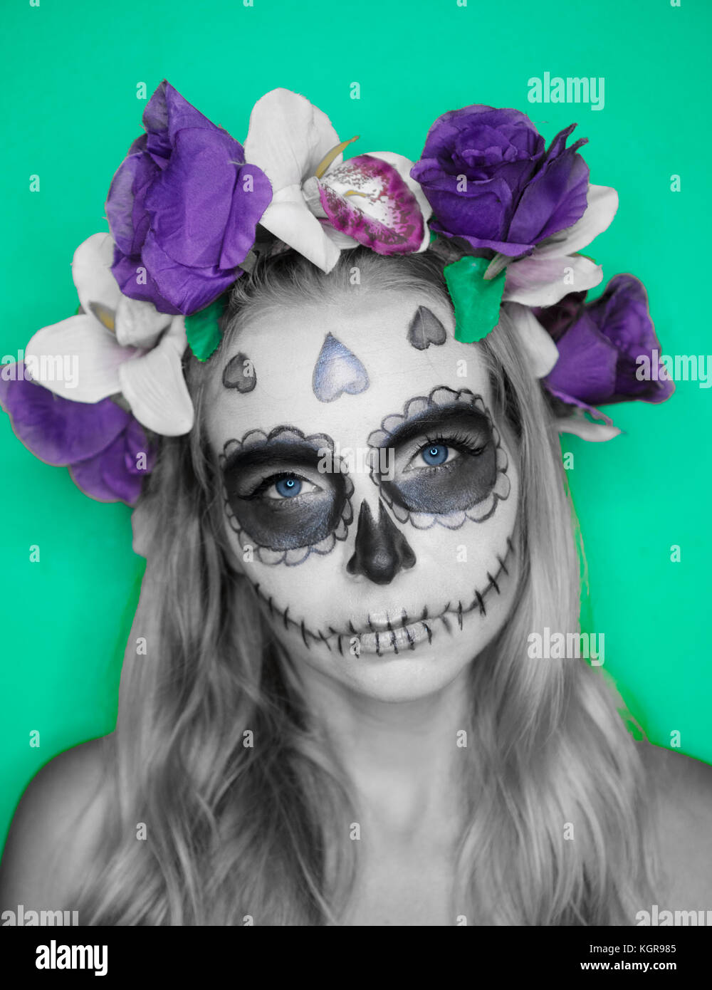 Face à des gros plan femme avec crâne en sucre mexicain et fleuri à la  couronne de maquillage dans l'appareil. créative, artistique, concept  d'halloween Photo Stock - Alamy