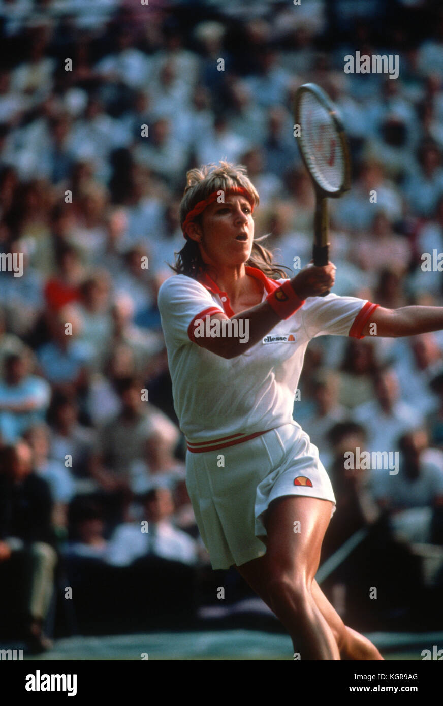 Chris Evert donne suite à un coup droit au cours de match sur le court numéro un à Wimbledon, 1983 Banque D'Images