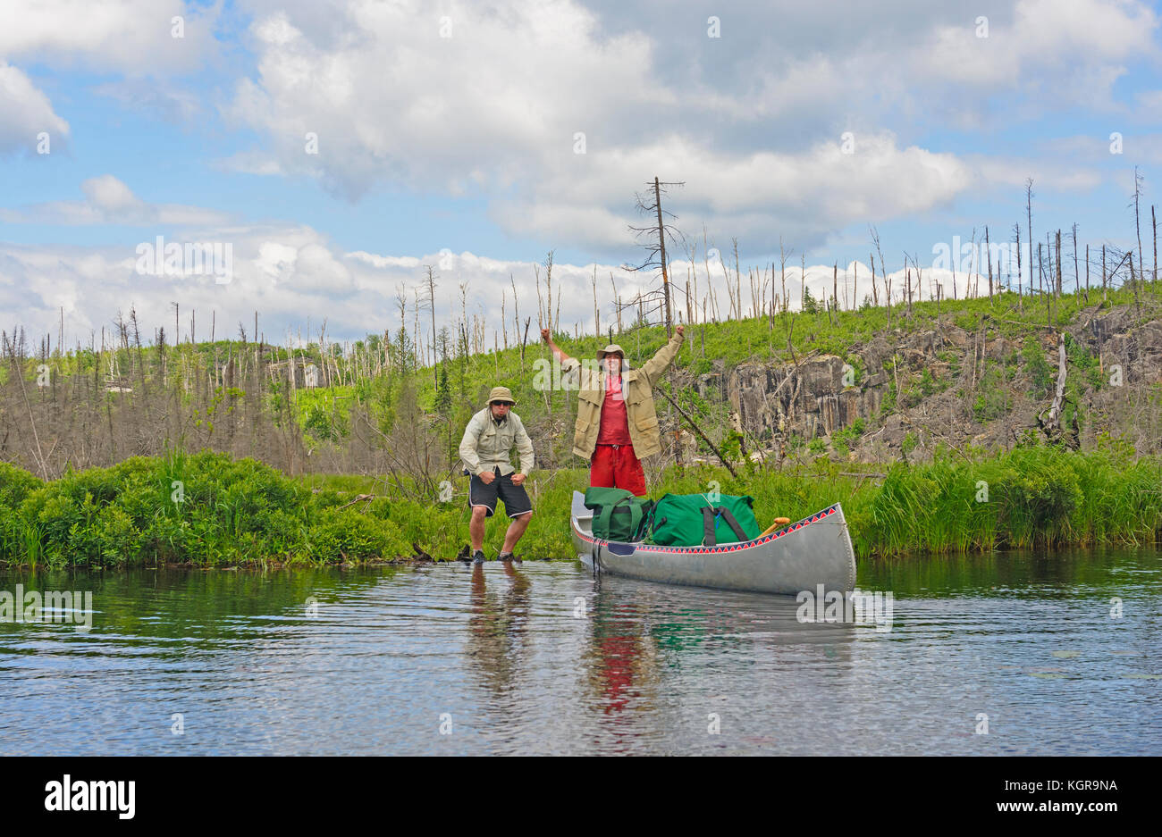 Faites-le sur le portage sur kiskadinna Lake dans les eaux limitrophes au Minnesota Banque D'Images