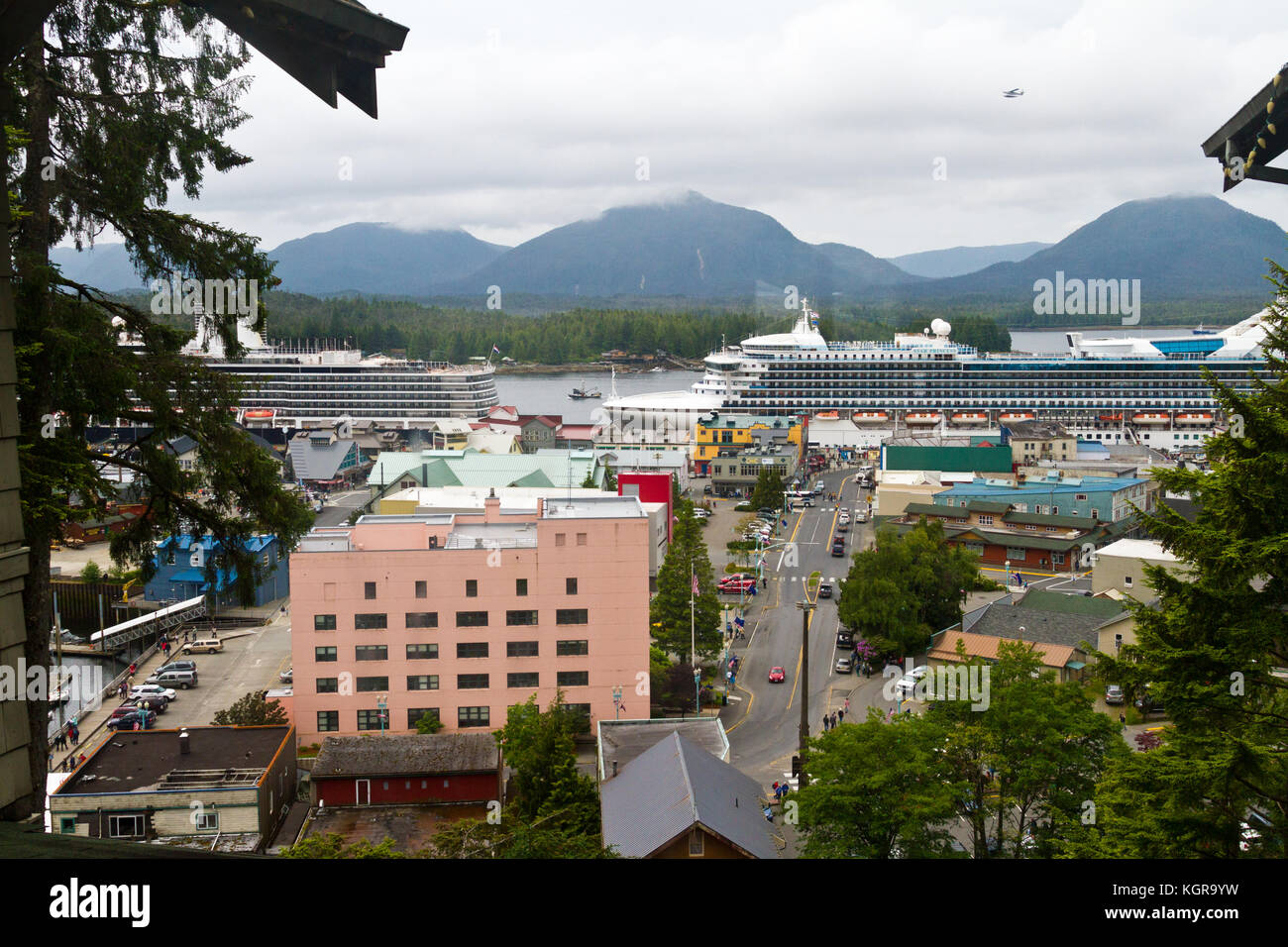 Un portrait de Ketchikan, Alaska avec les navires de croisière Eurodam et Star Princess en arrière-plan et les montagnes et la forêt au loin. Banque D'Images