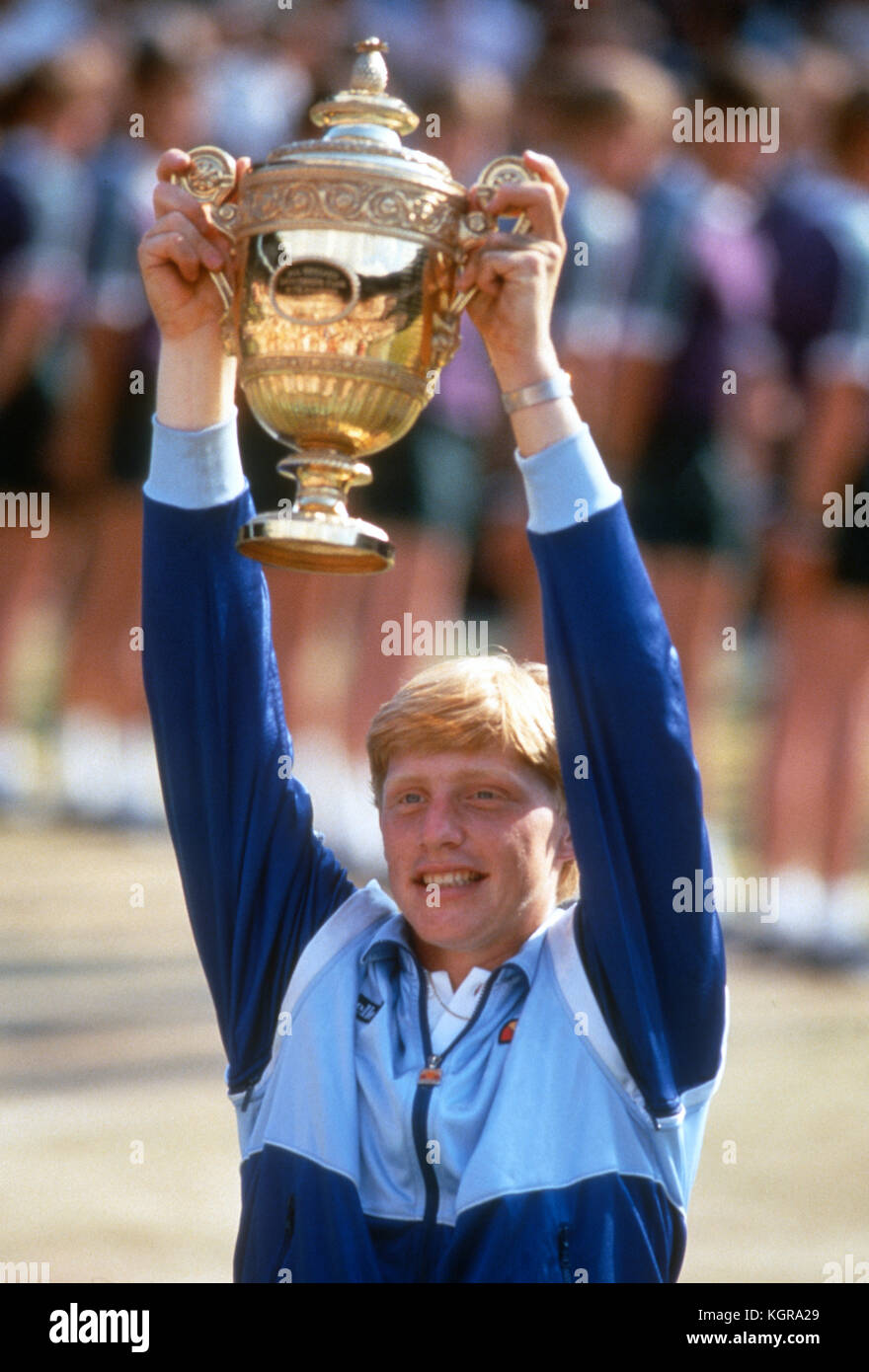 Boris Becker tenant le trophée de Wimbledon après sa victoire de 1985. Banque D'Images