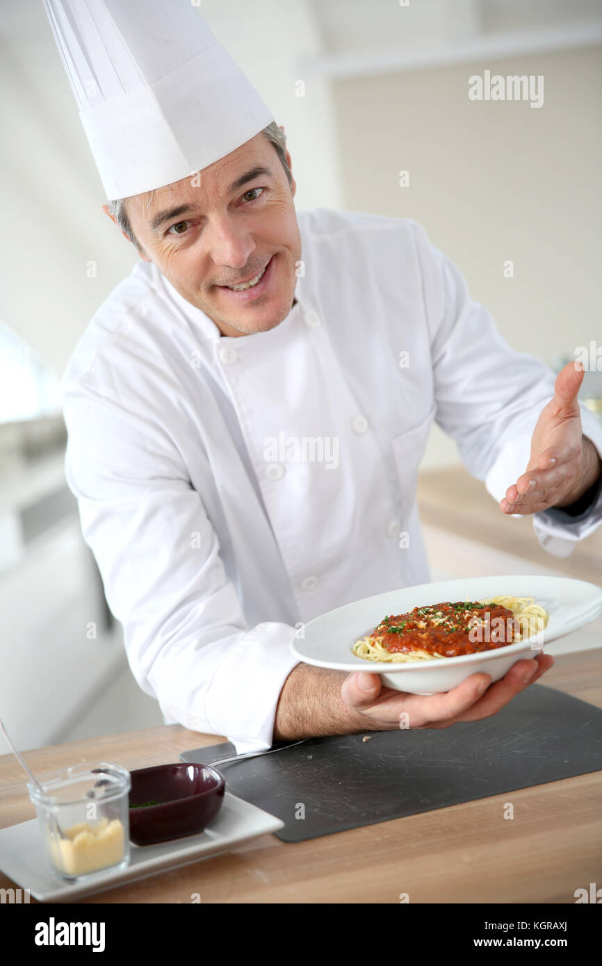 Chef en cuisine plat italien présentant Photo Stock - Alamy
