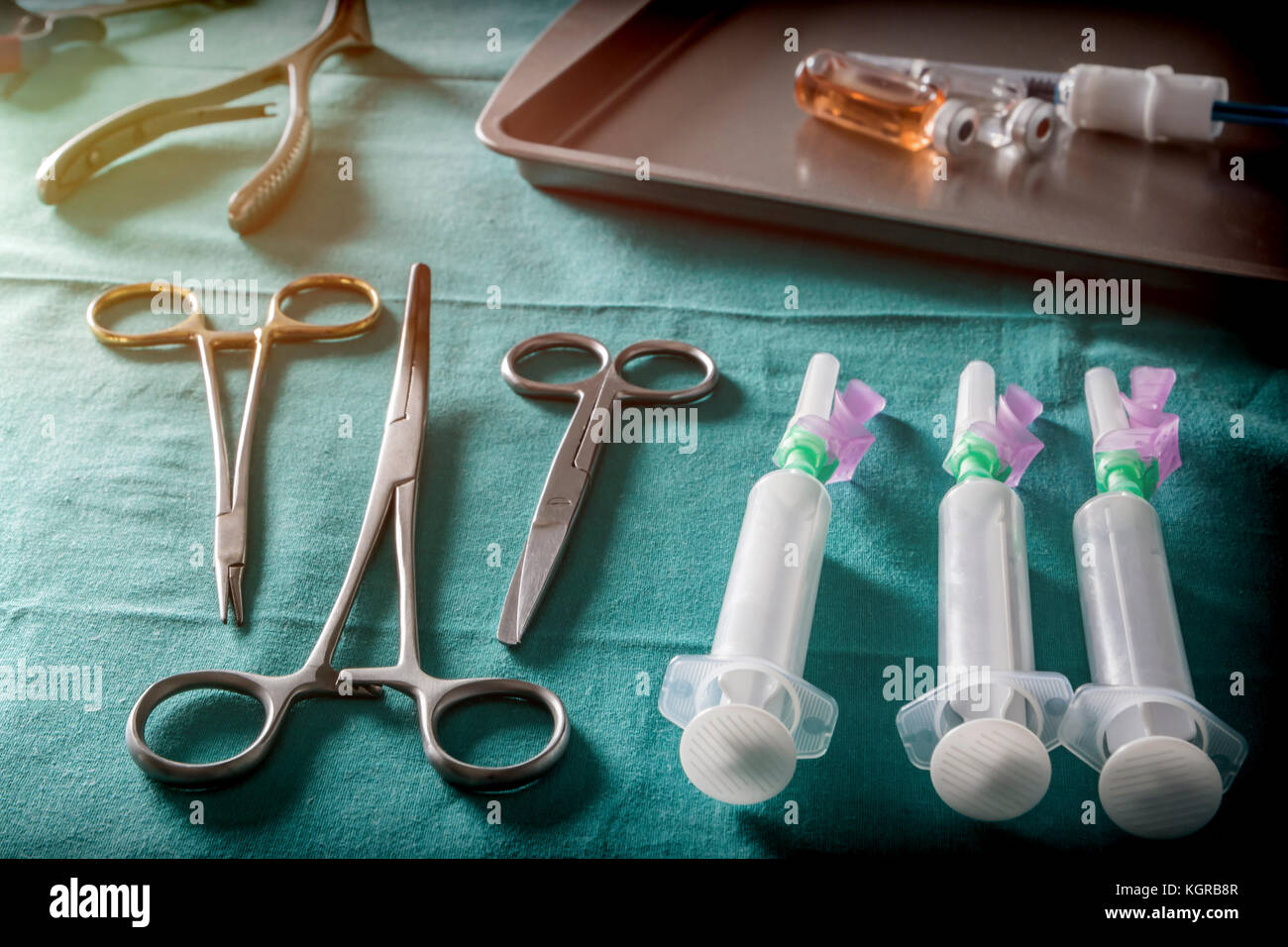 Plusieurs flacons et seringue en laboratoire, conceptual image Banque D'Images