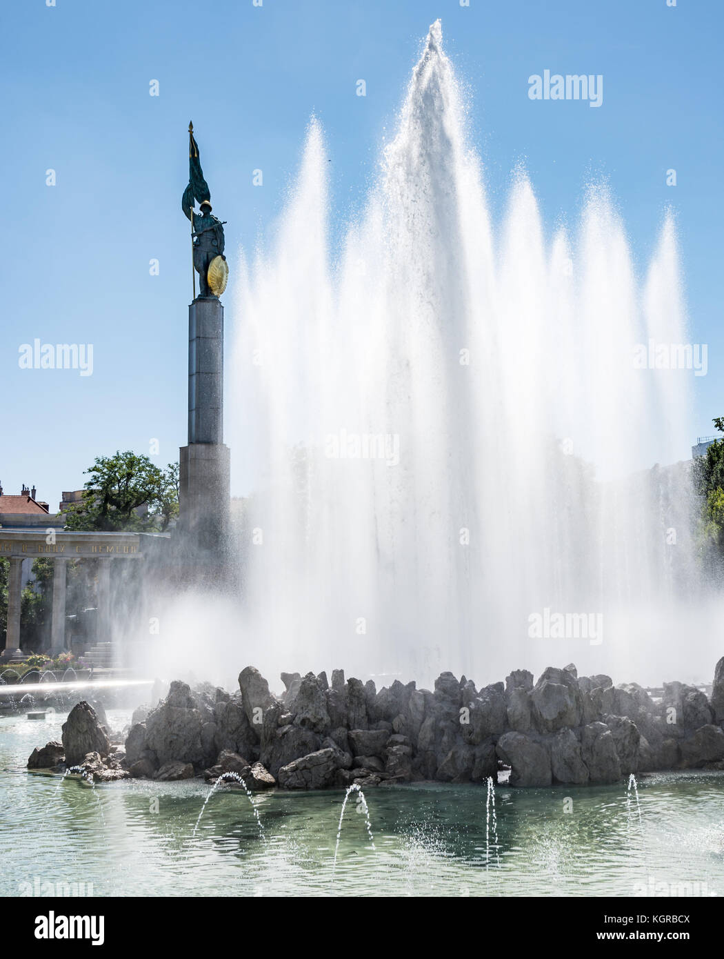 Hochstrahlbrunnen la fontaine et le monument commémoratif de guerre soviétique à la Schwarzenbergplatz à Vienne. Banque D'Images