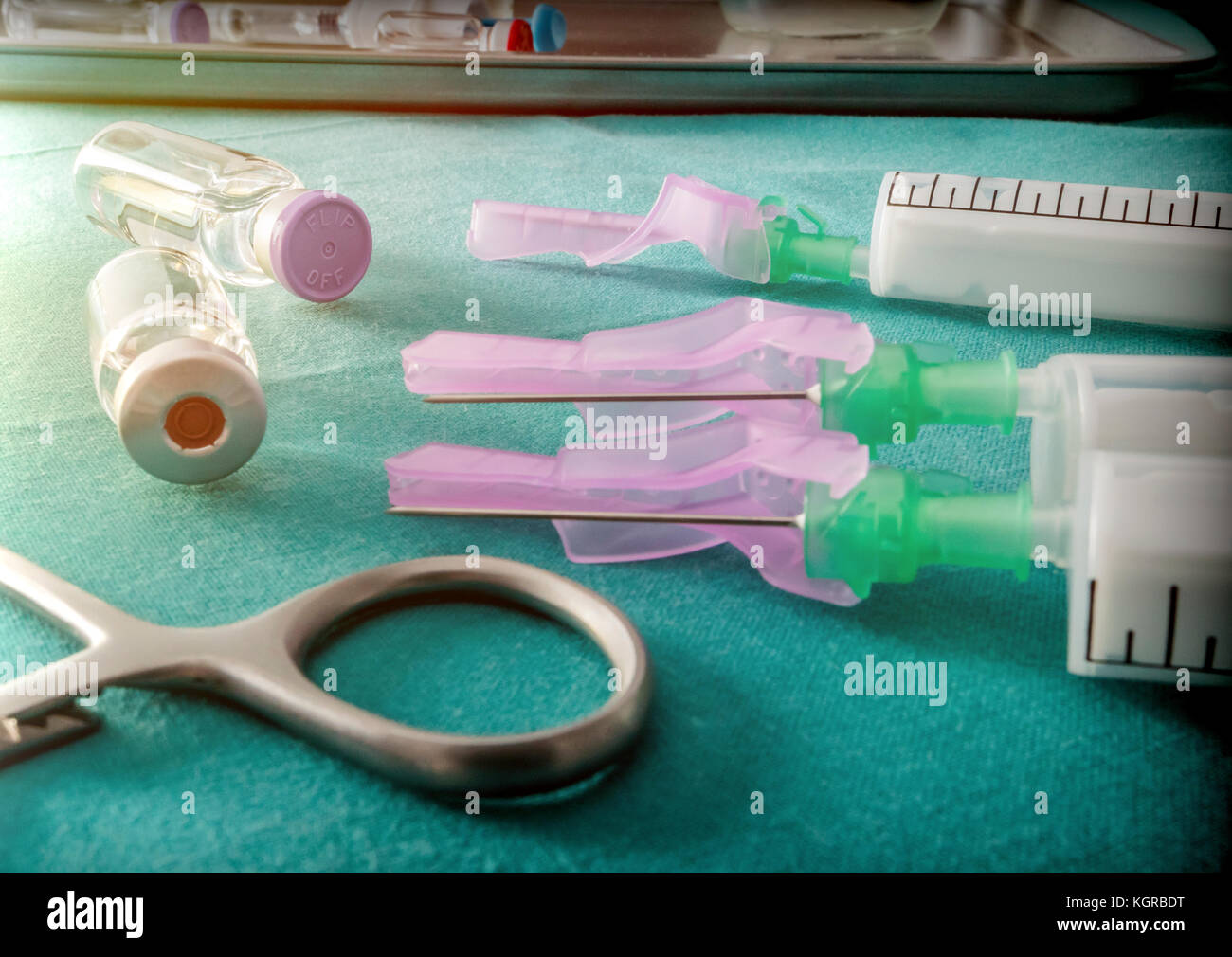 Plusieurs flacons et seringue en laboratoire, conceptual image Banque D'Images
