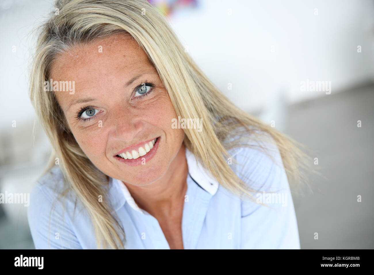 Portrait of smiling 40 ans, femme Banque D'Images