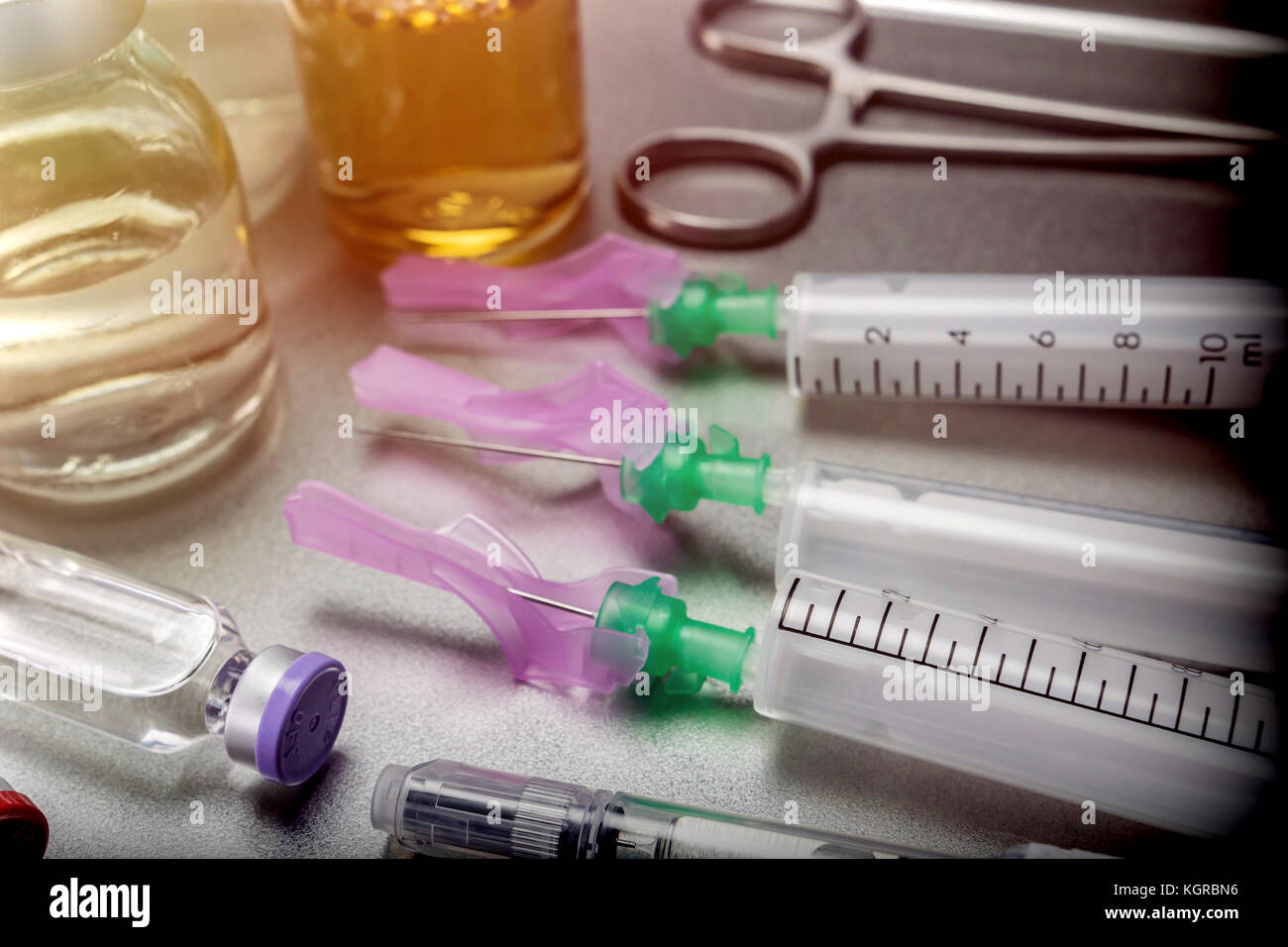 Plusieurs flacons et seringue en laboratoire, conceptual image Banque D'Images
