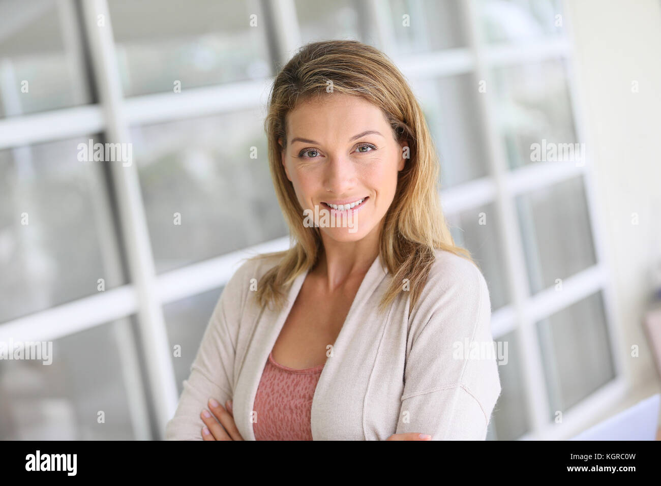 Portrait de la belle femme blonde d'âge moyen Banque D'Images