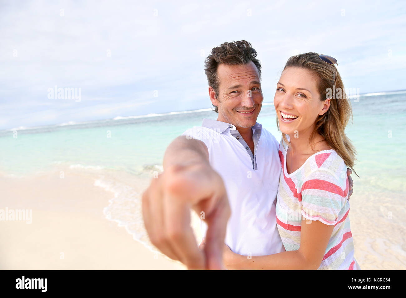 Heureux couple showing Thumbs up à l'appareil photo Banque D'Images