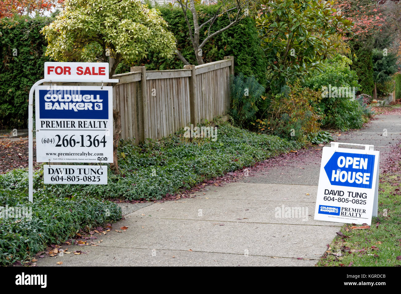 Maison à vendre et open house immo signes sur une rue résidentielle dans la région de Vancouver, BC, Canada Banque D'Images