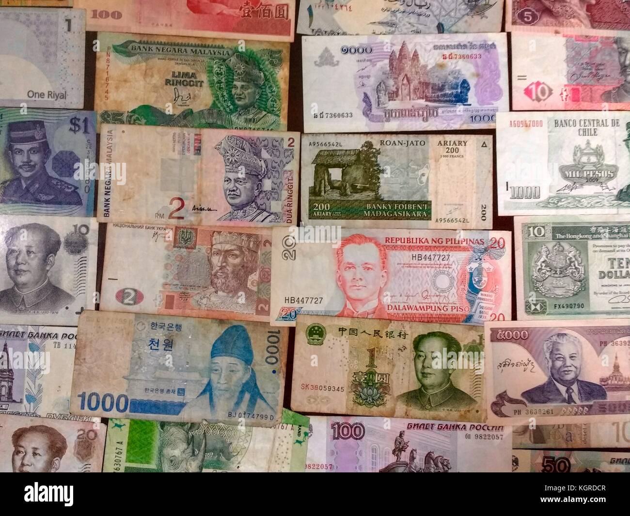 Close up d'un grand nombre de billets utilisés dans le monde entier placées côte à côte pour combler photo Banque D'Images