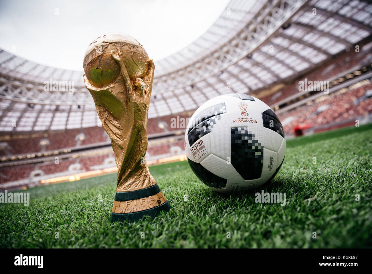 Trophée de la Coupe du monde et deux match ball Telstar 18 de la Coupe du Monde de Football FIFA 2018 stade Luzhniki de Moscou, Russie Banque D'Images