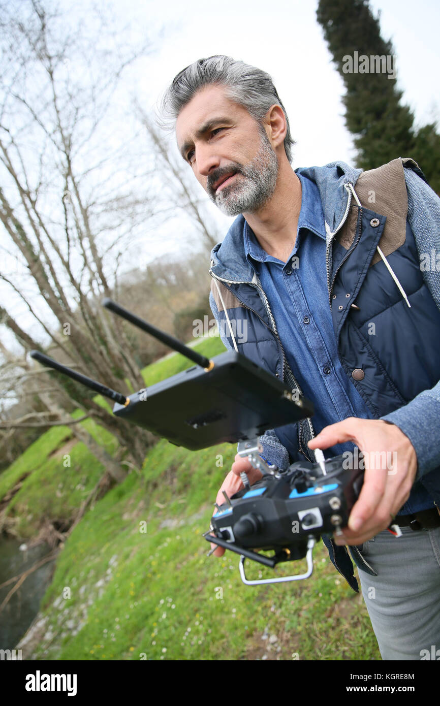 L'homme l'exploitation d'un drone avec télécommande Banque D'Images