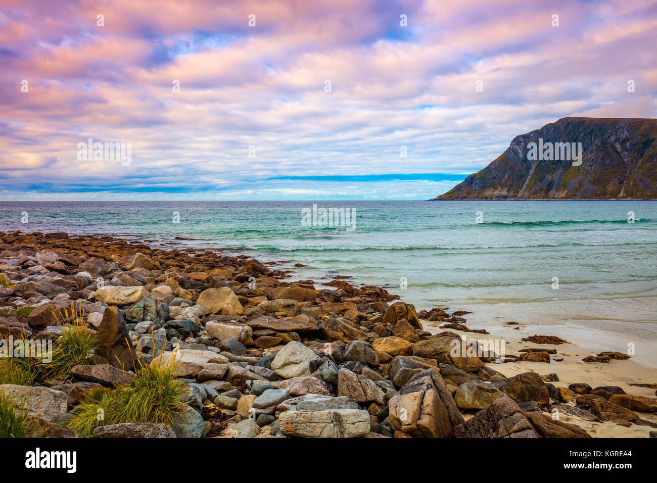 Beauté sauvage, plage de rochers, vue sur le fjord. Les îles Lofoten, Norvège. Banque D'Images