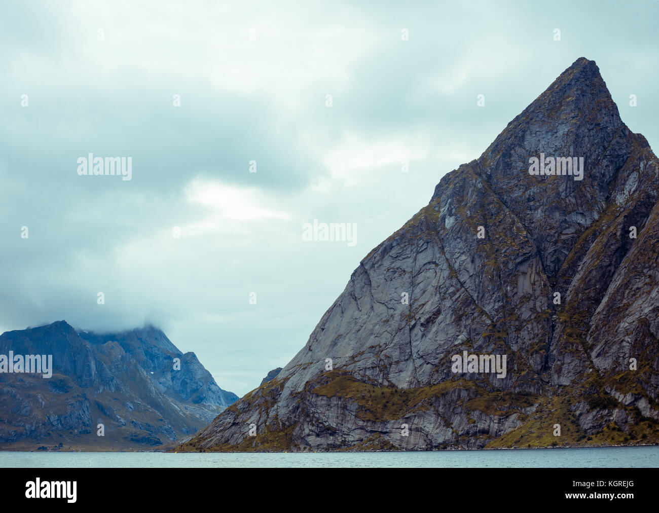 Sur la montagne de la mer. Paysage du nord. La belle nature de la Norvège. Iles Lofoten. Banque D'Images