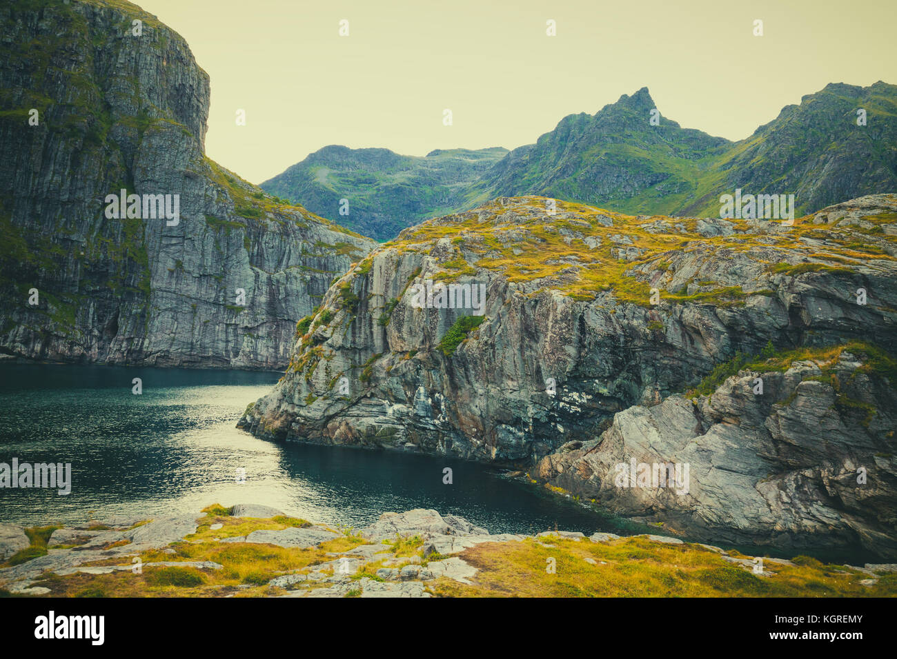Paysage du nord de la montagne. Beauté sauvage, vue sur le fjord. Les îles Lofoten, Norvège. Banque D'Images