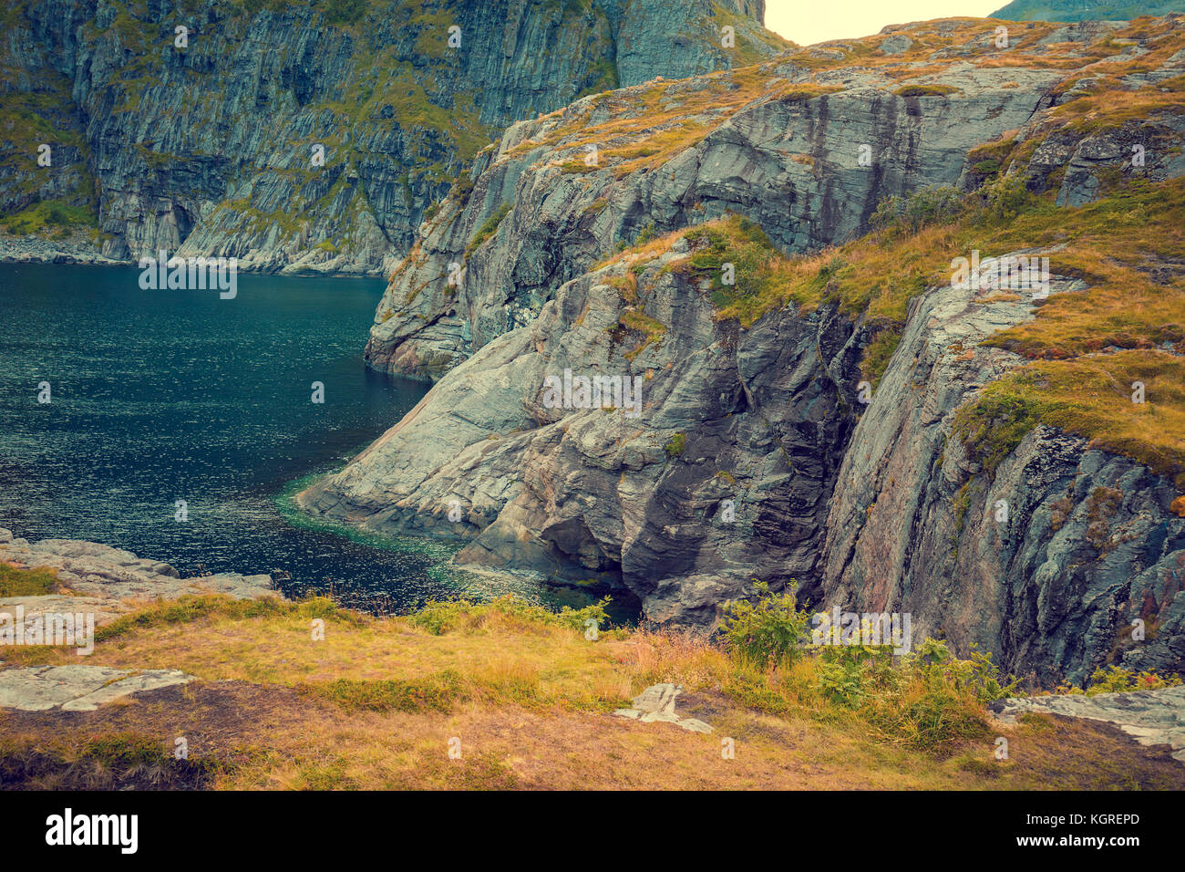 Paysage du nord de la montagne. Beauté sauvage, vue sur le fjord. Les îles Lofoten, Norvège. Banque D'Images