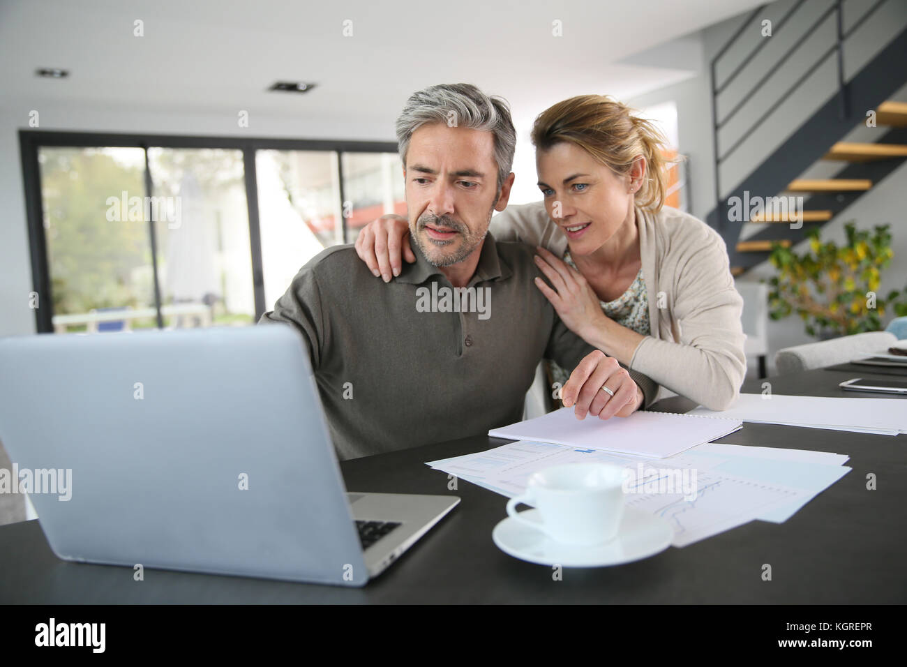 Le calcul des économies financières sur couple internet Banque D'Images