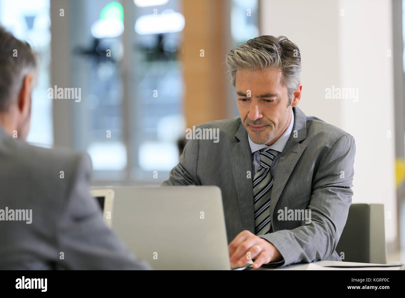 Portrait of businessman working on laptop Banque D'Images