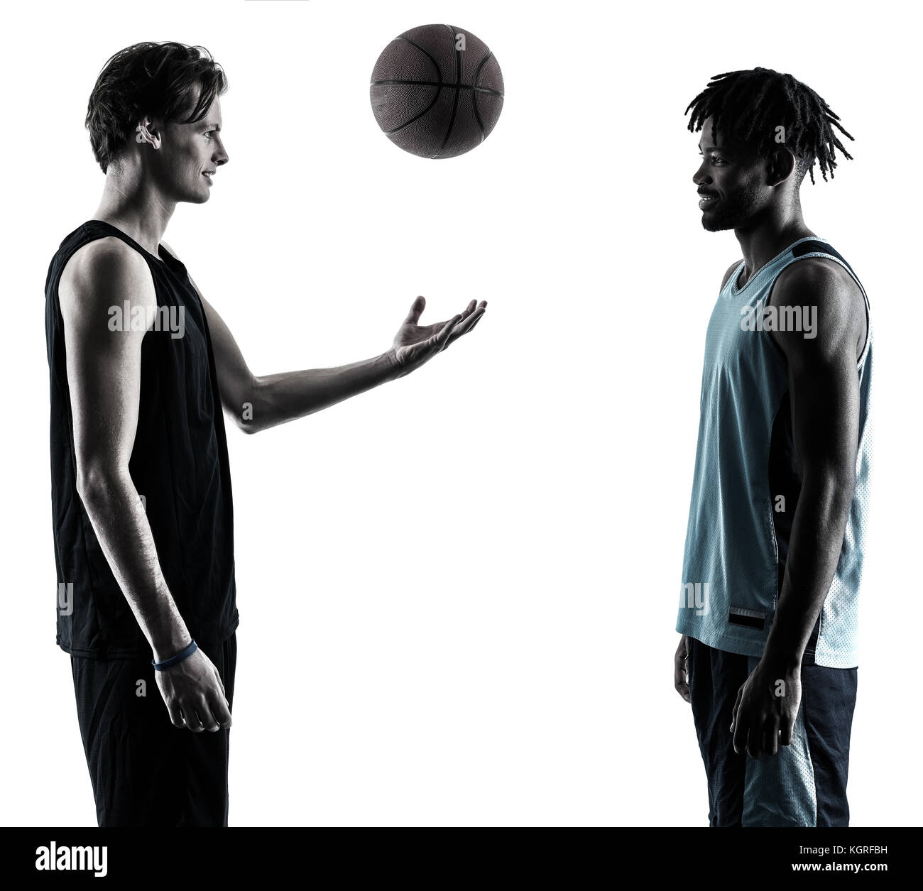 Deux joueurs de basket-ball hommes isolés dans l'ombre silhouette sur fond blanc Banque D'Images