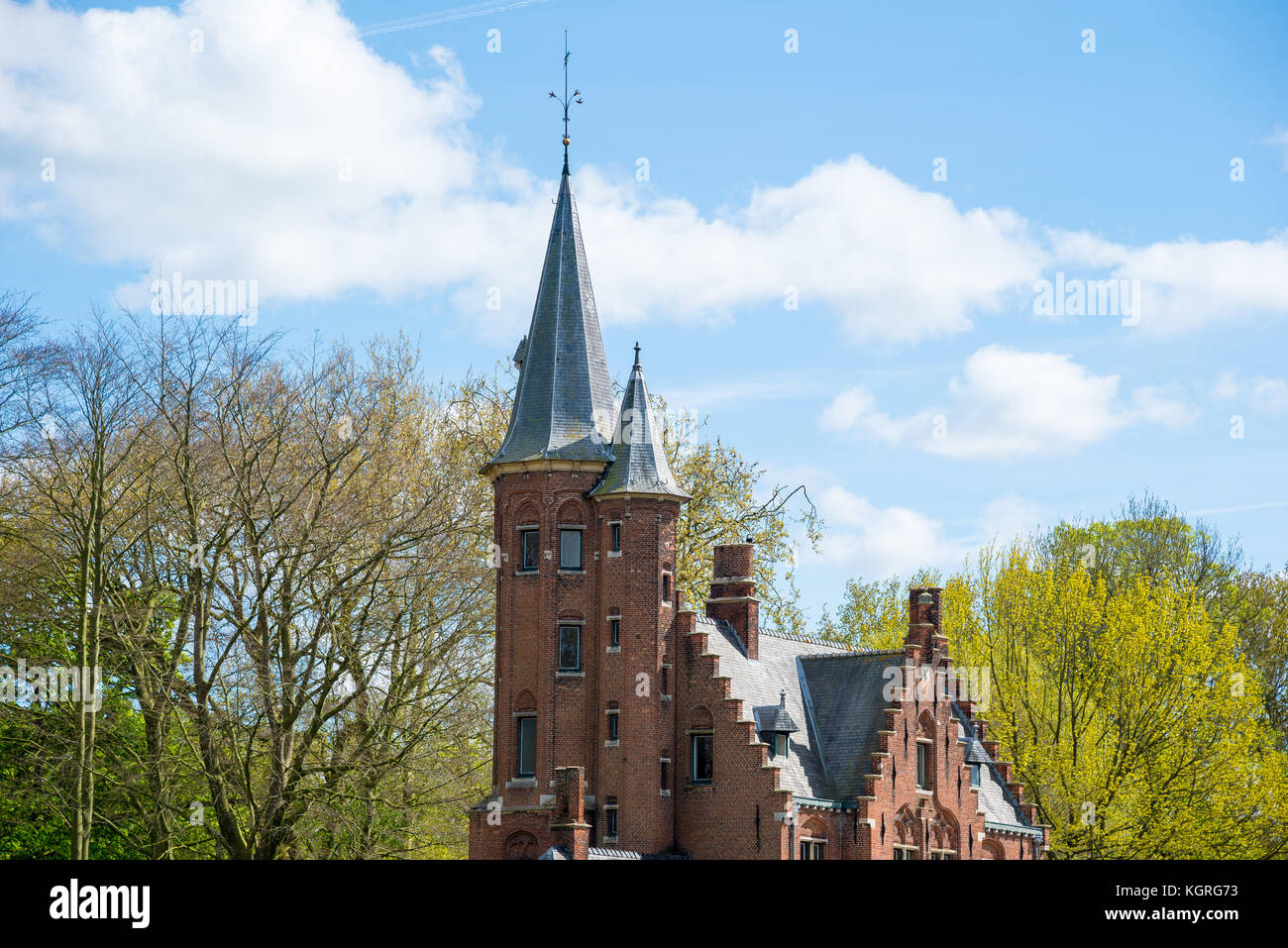 Minnewater château à Le lac d'amour à Bruges, Belgique. Banque D'Images
