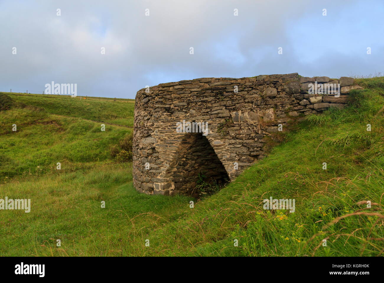 Un vieux four à chaux abandonnés se trouve au-dessus de mwnt beach Banque D'Images