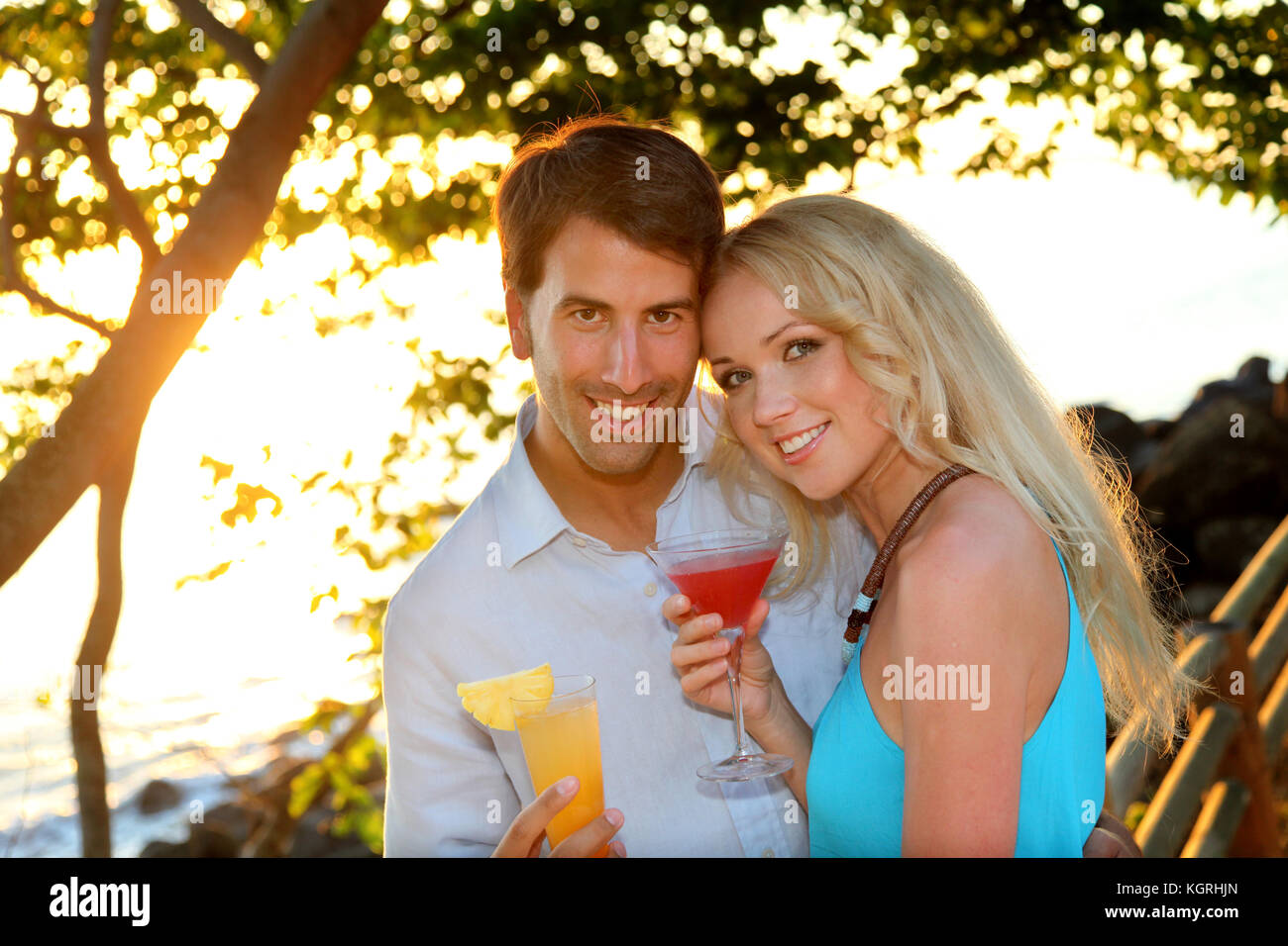 Tout couple marié ayant un cocktail au luxury resort Banque D'Images