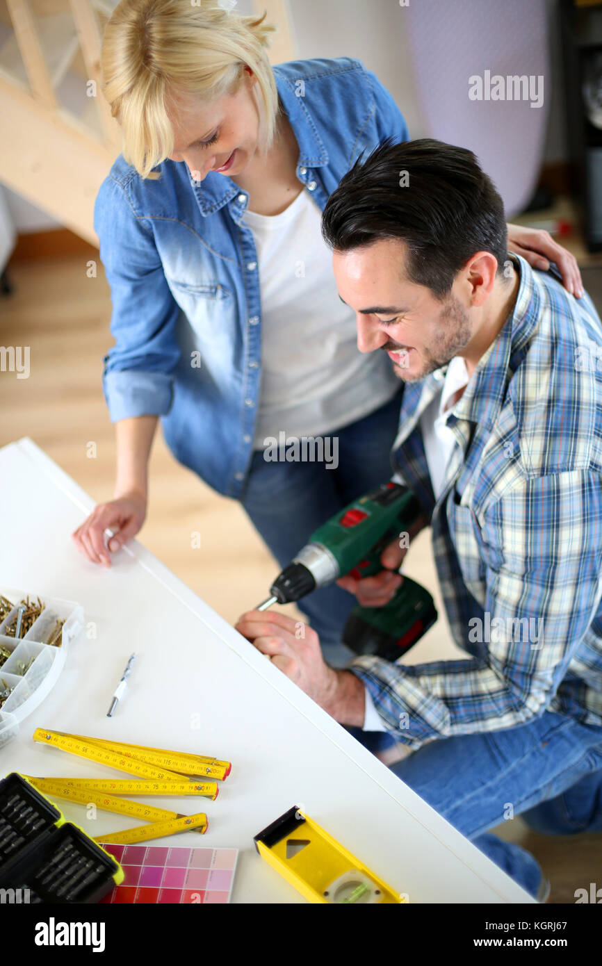 L'installation de quelques meubles dans maison neuve Banque D'Images