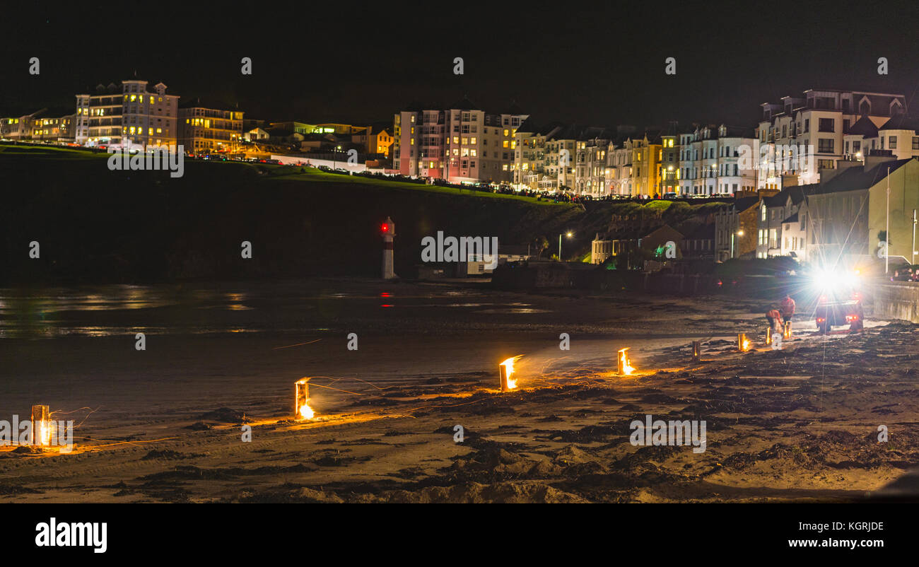 Bonfire Night à Port Erin beach, préparation pour fireworks Banque D'Images