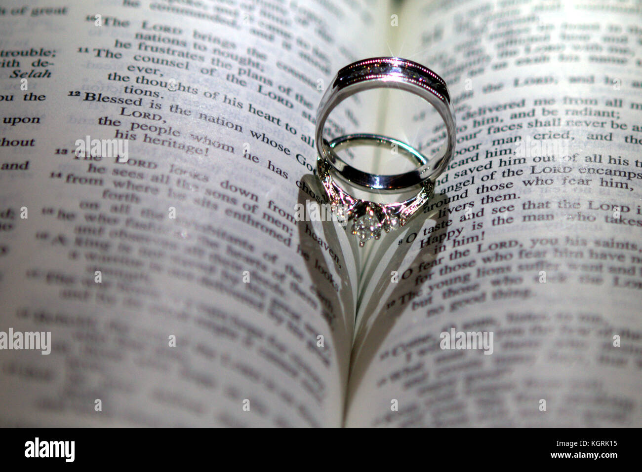 Bible avec les anneaux de mariage en forme de coeur Banque D'Images