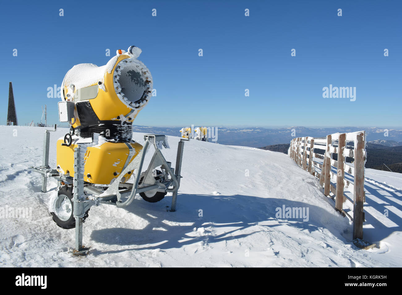 Canons à neige haute puissance sur le sommet de la montagne, prêt à l'action Banque D'Images