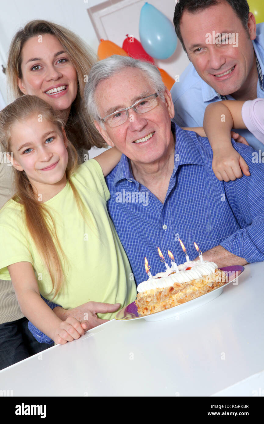 Célébrer l'anniversaire de grand-père de famille Banque D'Images