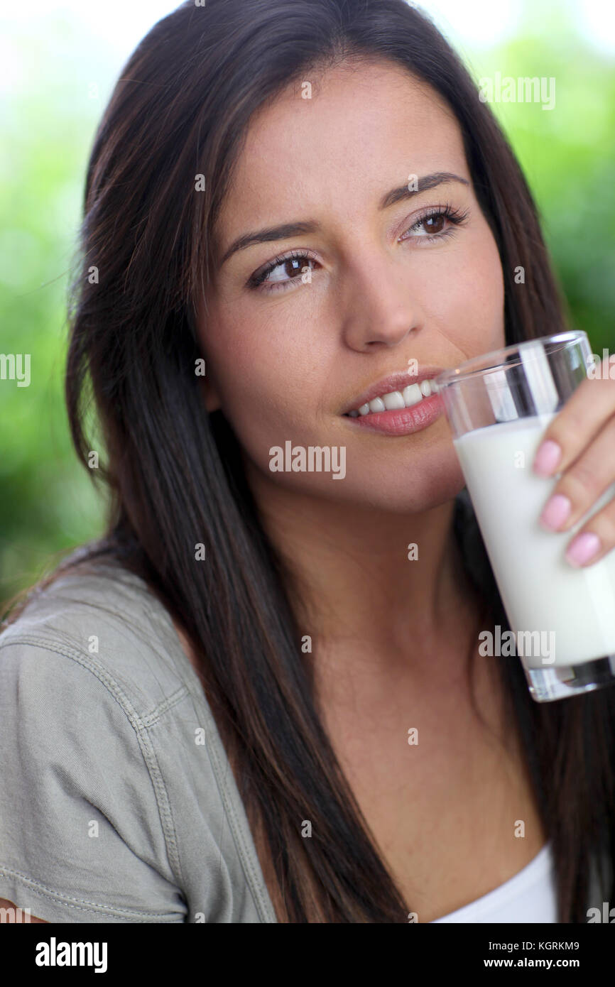 Jeune femme à boire le verre de lait Banque D'Images