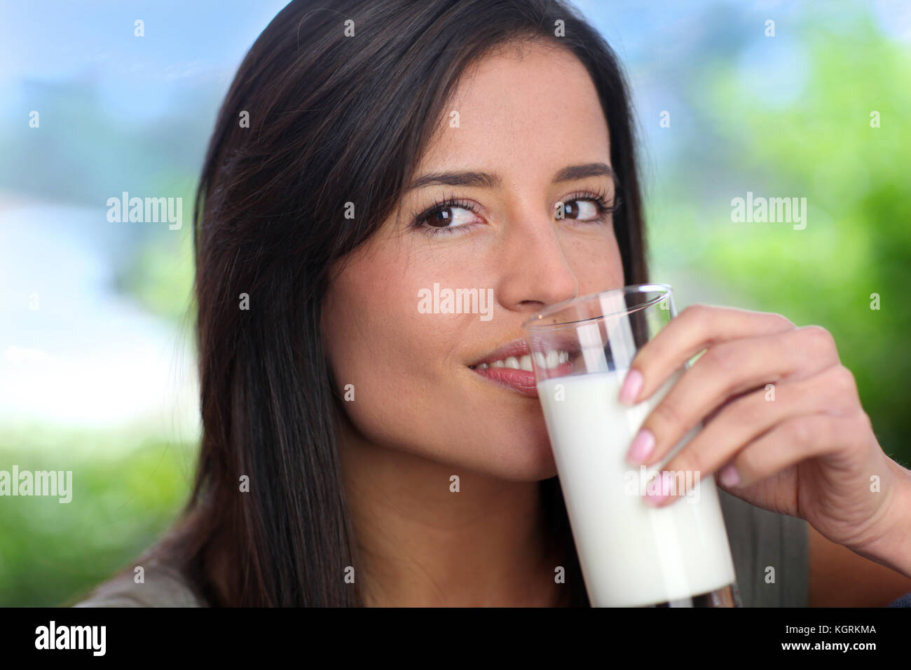 Jeune femme à boire le verre de lait Banque D'Images