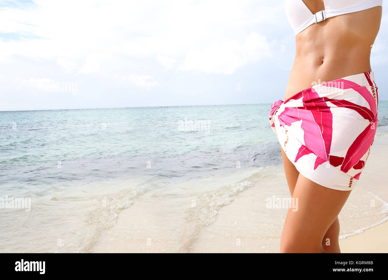 De gros plan femme avec paréo sur la plage Banque D'Images