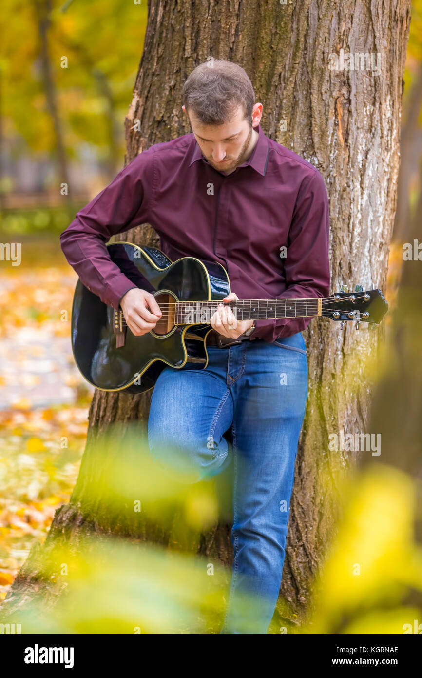 Close up personne man's hands playing acoustic guitar artiste musicien. Se concentrer sur les doigts. Banque D'Images