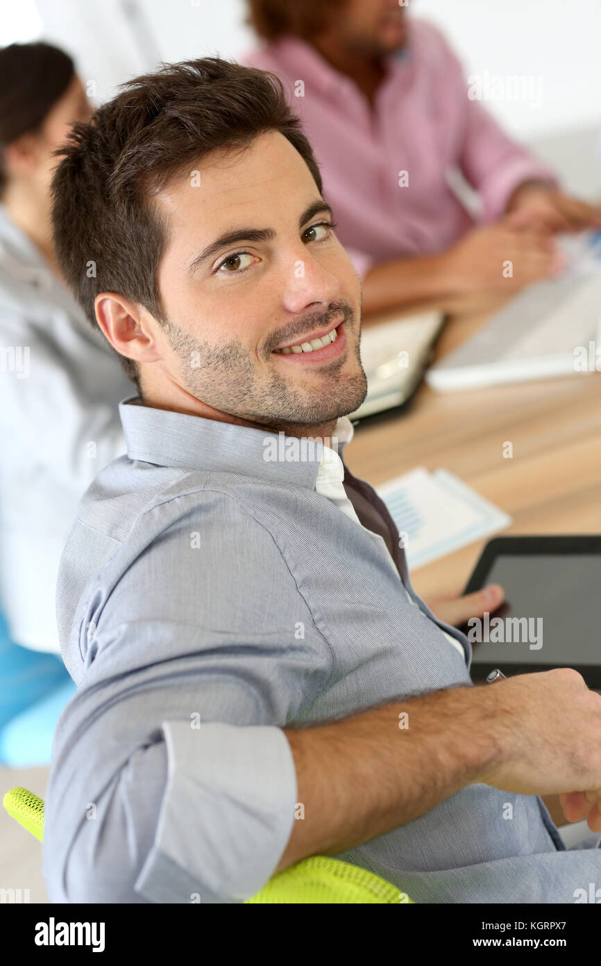 Smiling businessman assistant à la réunion d'affaires Banque D'Images